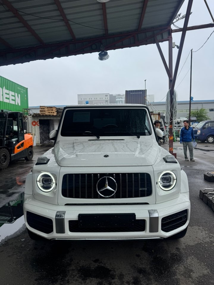 سيارة SUV، اللون: أبيض، منظر أمامي.