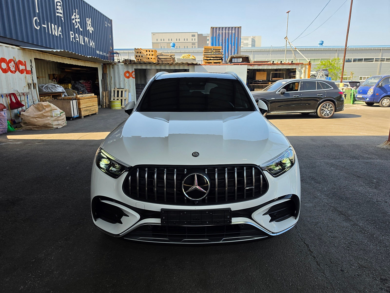 Mercedes-AMG GLC43 — Blanco — Parte delantera del vehículo en la zona de trabajo