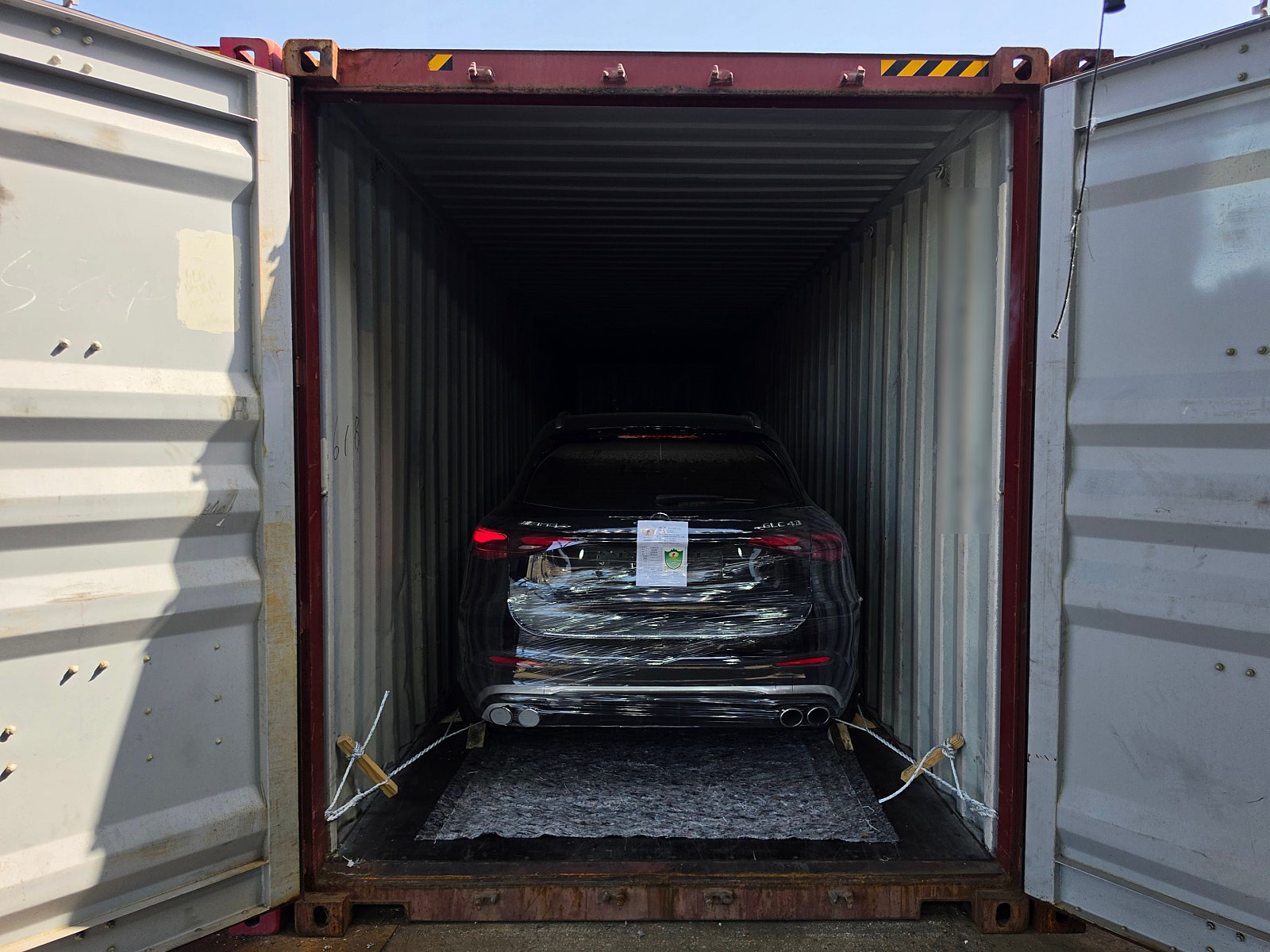 Mercedes-AMG GLC43 — أسود — السيارة ومواد التثبيت داخل الحاوية