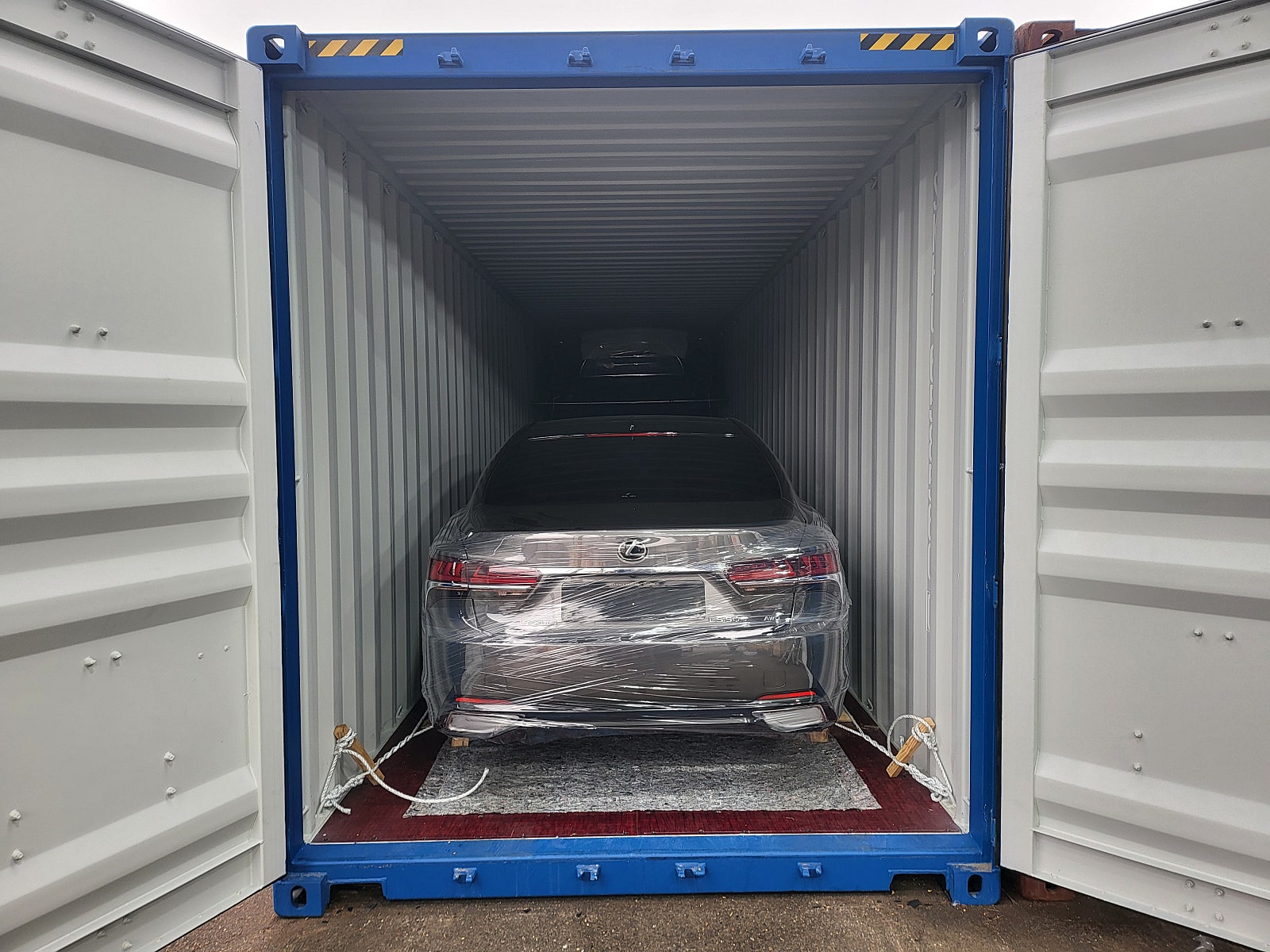 Lexus LS — رمادي — السيارة ومواد التثبيت داخل الحاوية