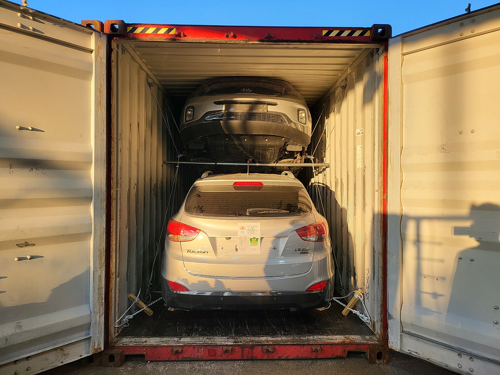 Hyundai Tucson — فضي — السيارة ومواد التثبيت داخل الحاوية