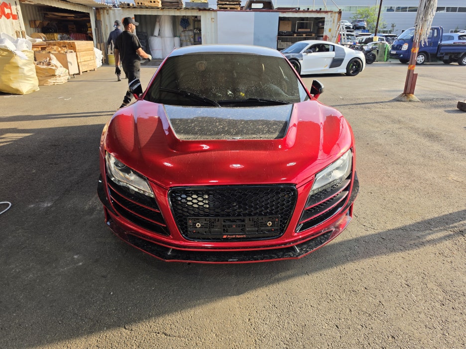 Audi R8 — أحمر — مقدمة السيارة في موقع العمل