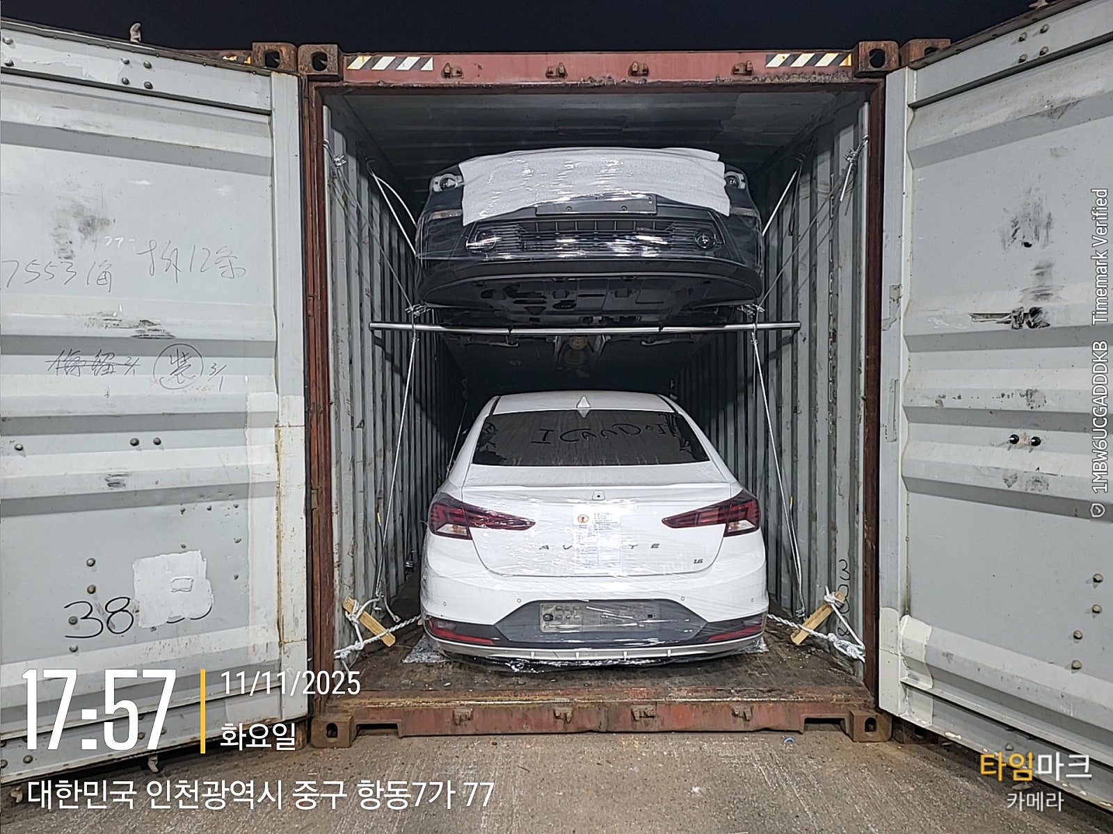 سيدان، اللون: أبيض، المؤخرة مثبتة داخل حاوية.