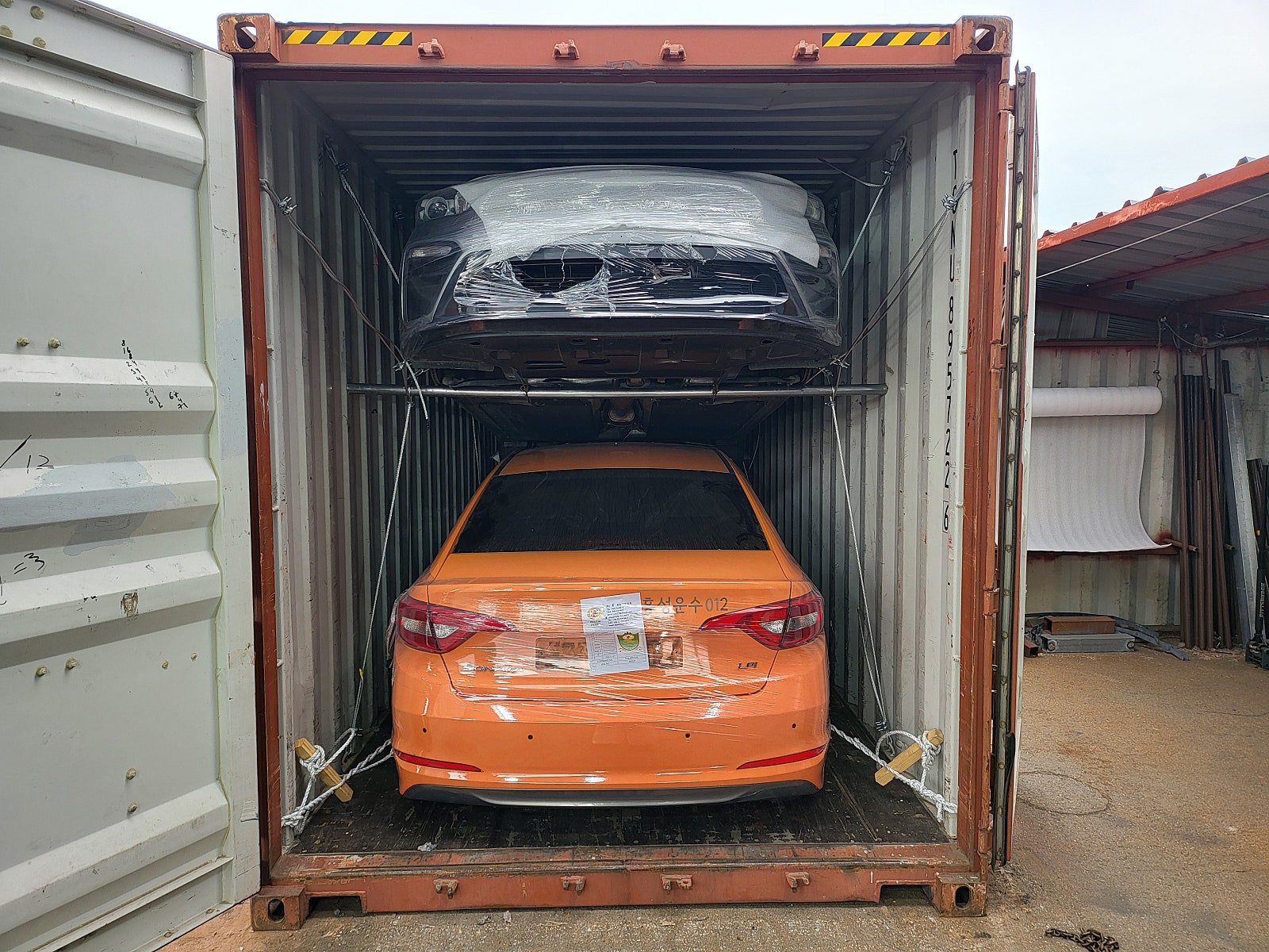 Hyundai Sonata — برتقالي — السيارة ومواد التثبيت داخل الحاوية