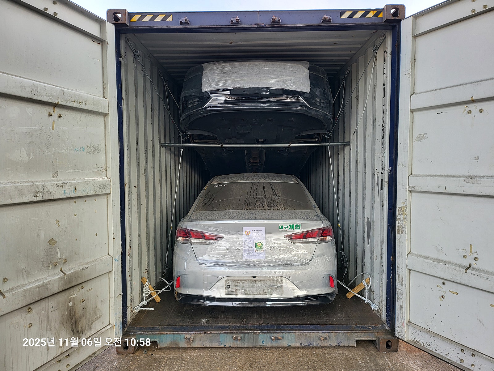 سيدان، اللون: فضي، المؤخرة مثبتة داخل حاوية.