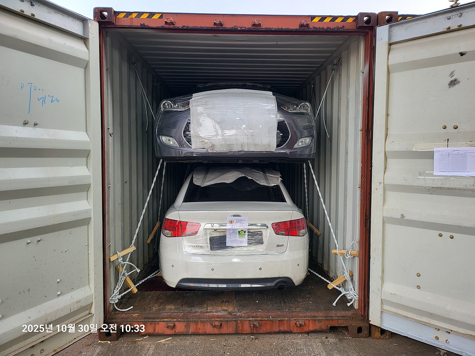 Kia Forte — أبيض — السيارة ومواد التثبيت داخل الحاوية