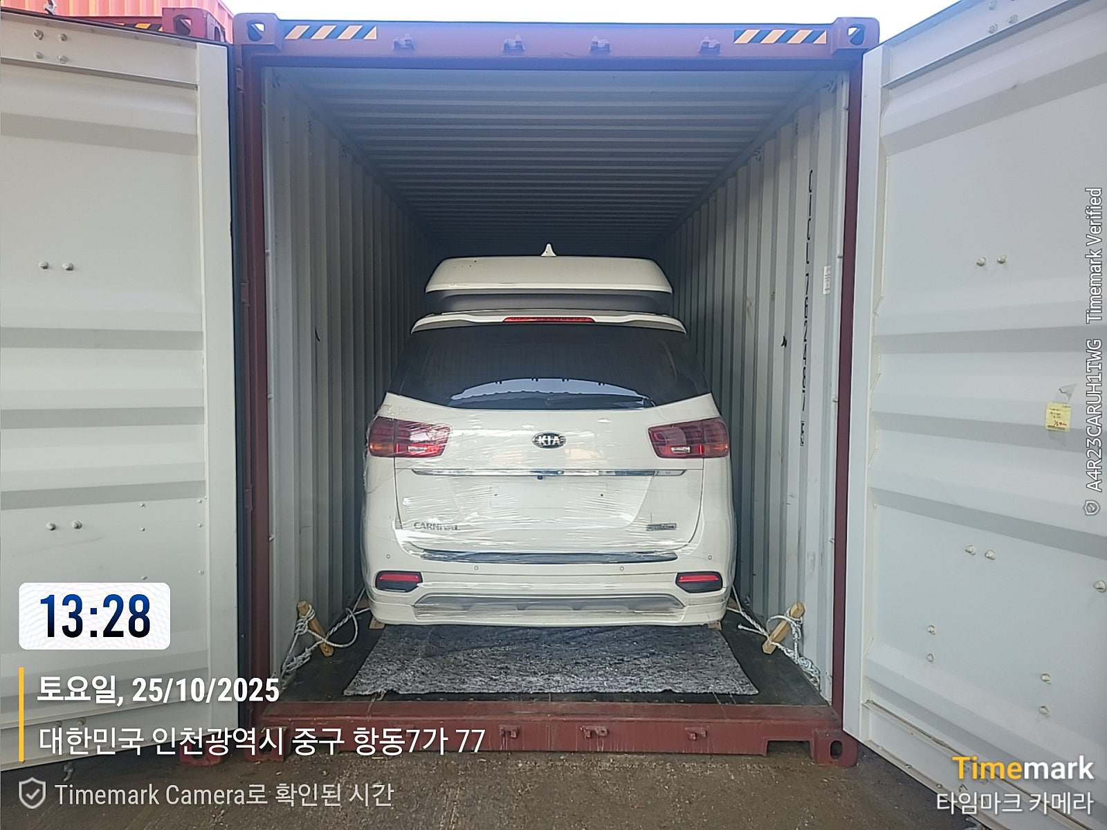 Kia Carnival — أبيض — السيارة ومواد التثبيت داخل الحاوية