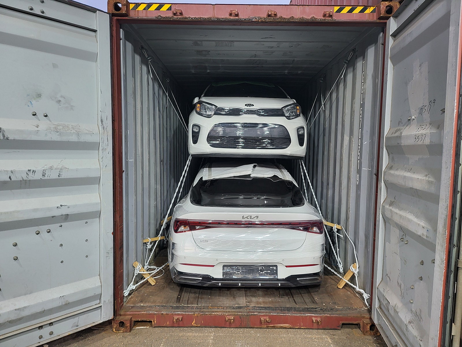Kia K5 — أبيض — السيارة ومواد التثبيت داخل الحاوية