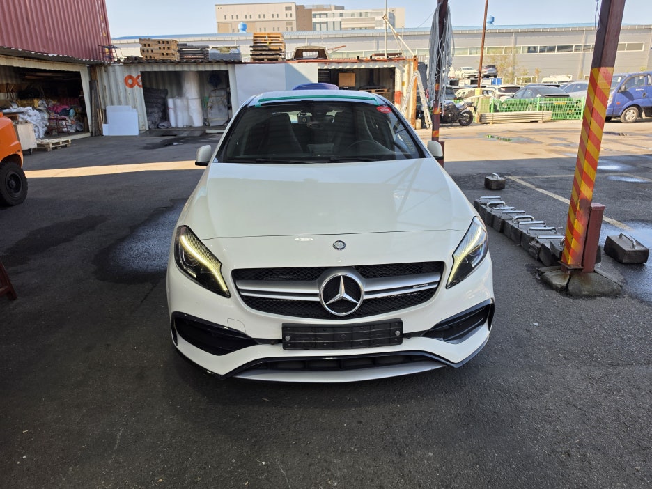Mercedes-AMG A45 — Blanc — Avant du véhicule dans la zone de travail