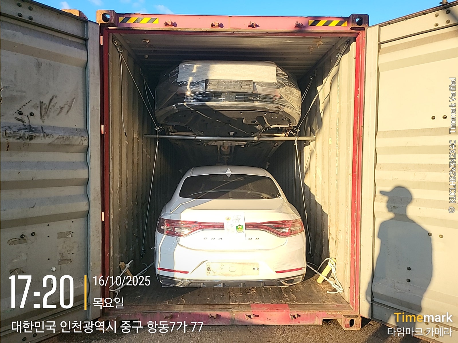 سيدان، اللون: أبيض، المؤخرة مثبتة داخل حاوية.