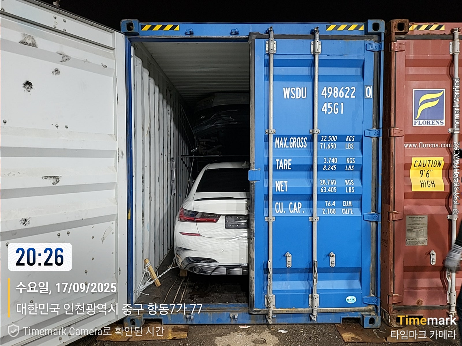 سيدان، اللون: أبيض، المؤخرة مثبتة داخل حاوية.