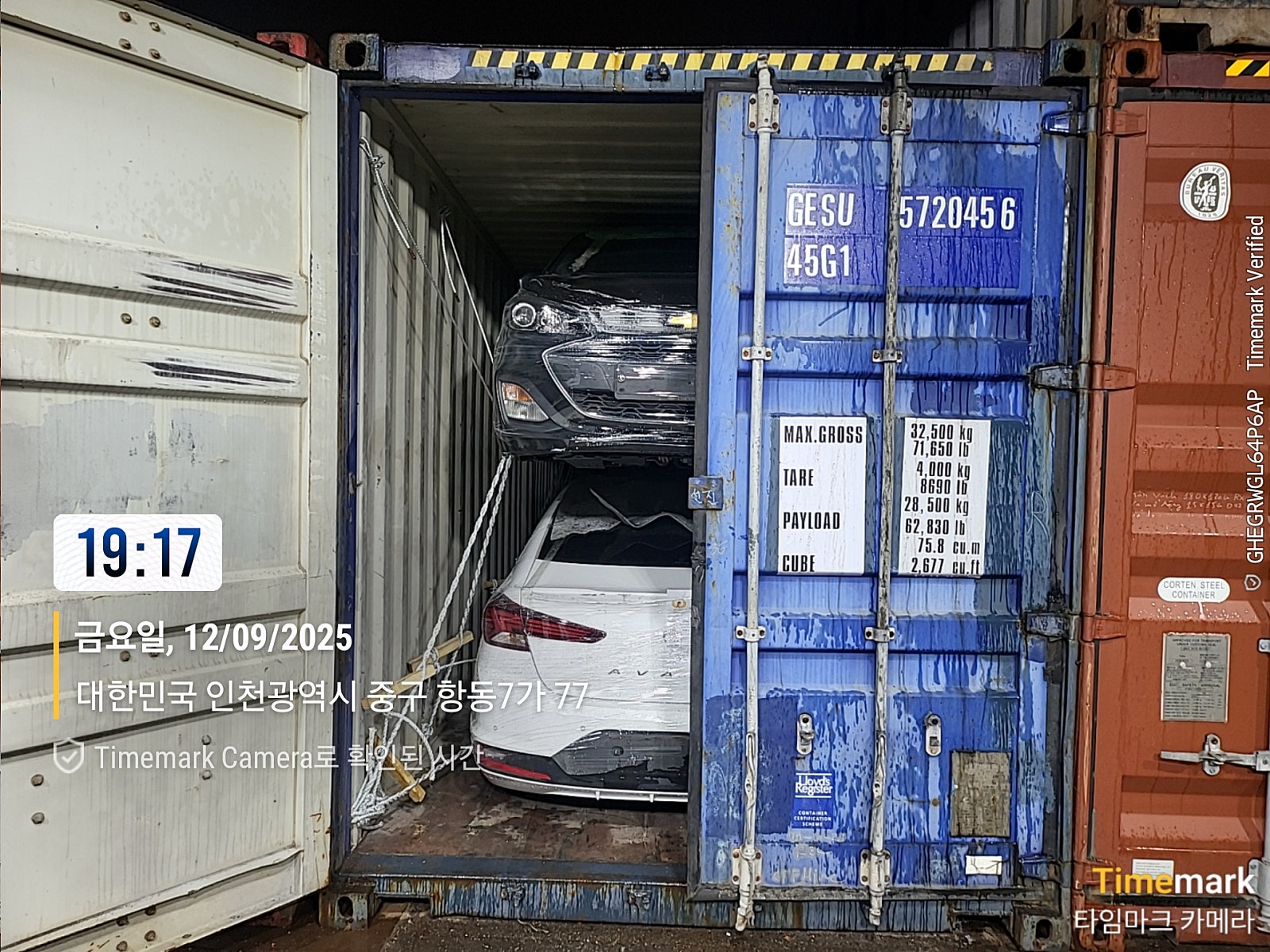 سيدان، اللون: أبيض، المؤخرة مثبتة داخل حاوية.