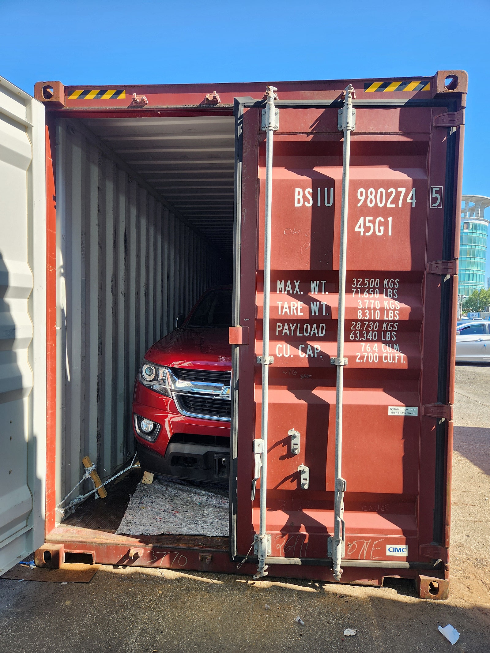 Chevrolet Colorado — أحمر — السيارة ومواد التثبيت داخل الحاوية
