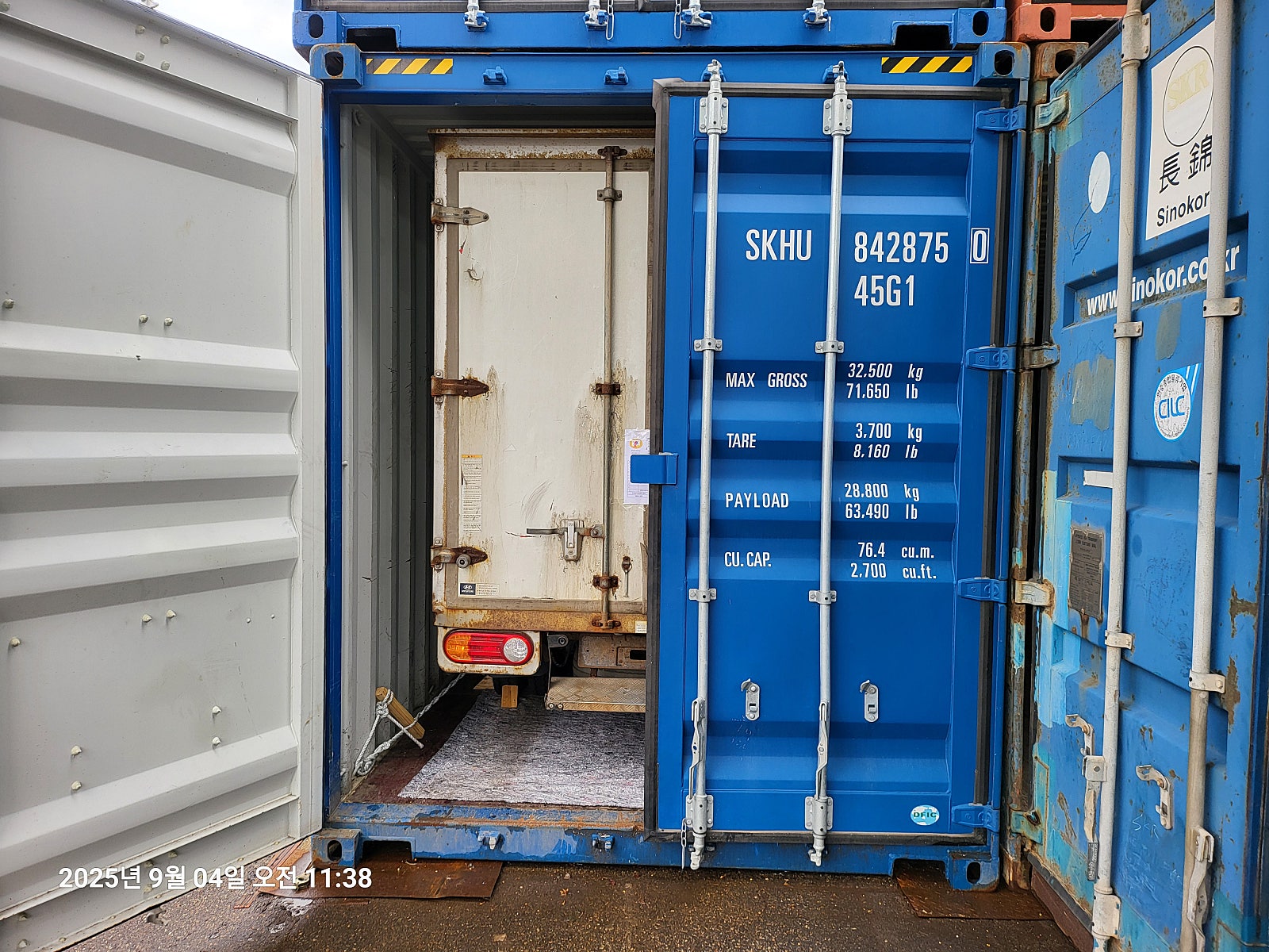 Hyundai Porter II — أبيض — السيارة ومواد التثبيت داخل الحاوية