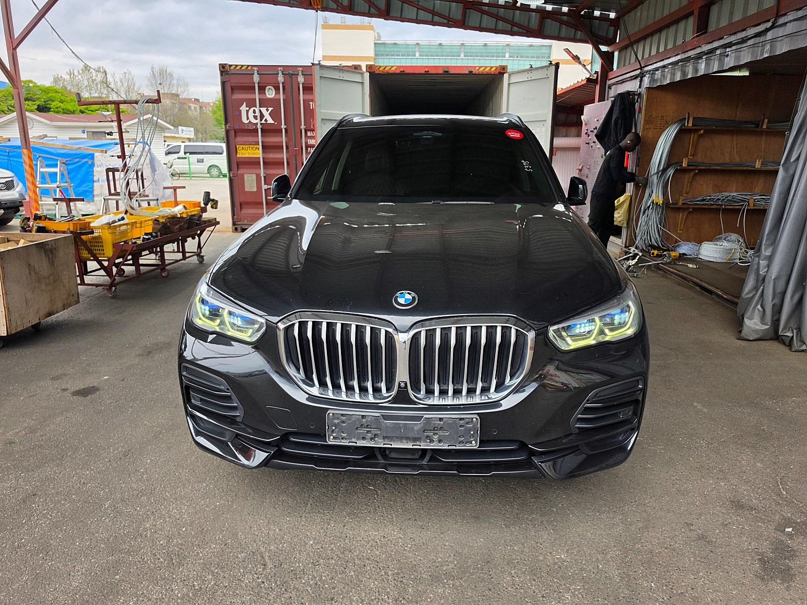 BMW X5 — Negro — Parte delantera del vehículo en la zona de trabajo