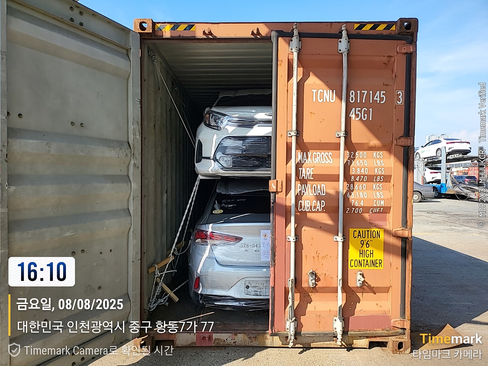 Hyundai Sonata — فضي — السيارة ومواد التثبيت داخل الحاوية
