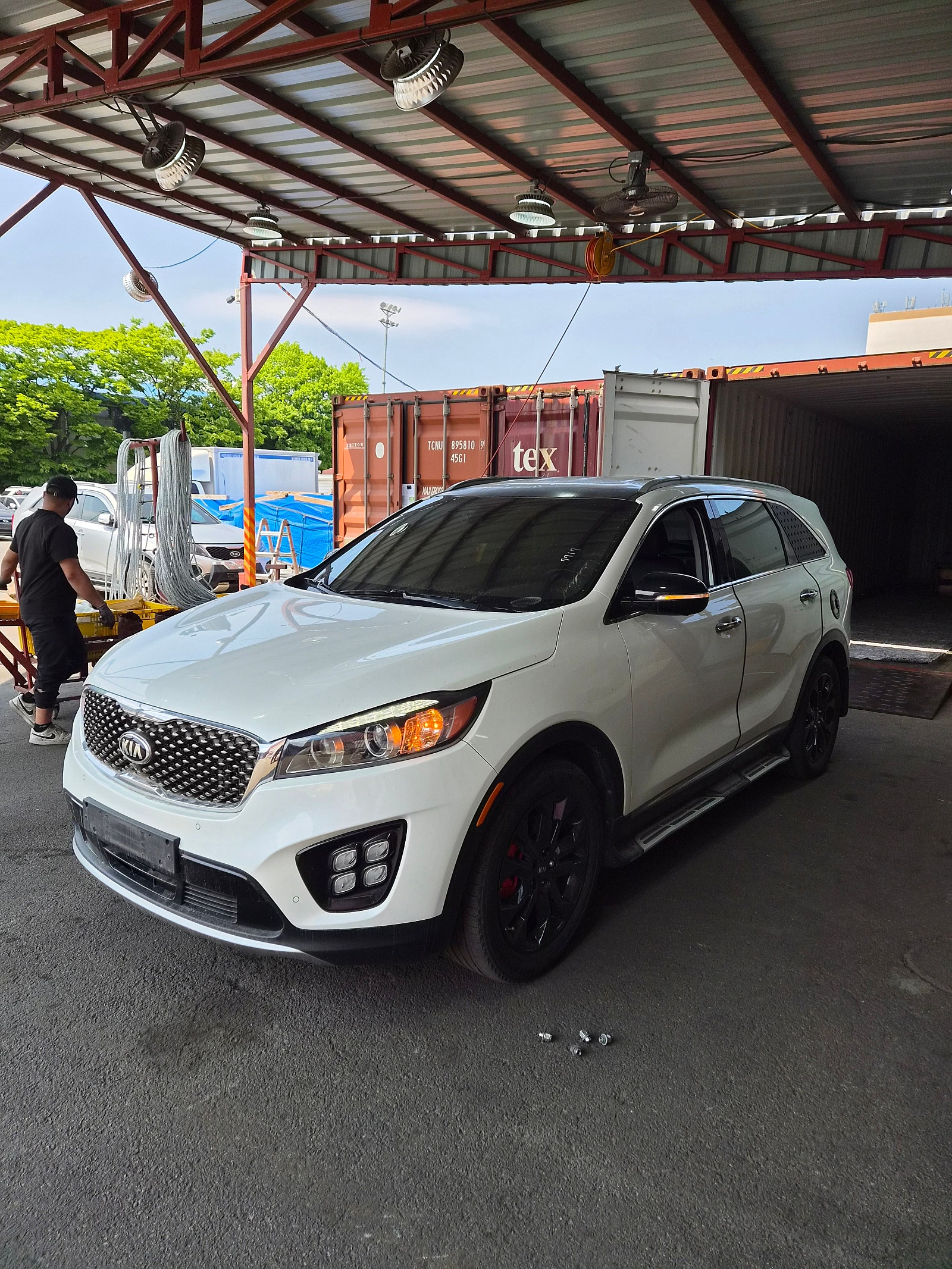 Автомобиль спереди и сбоку — SUV · Белый