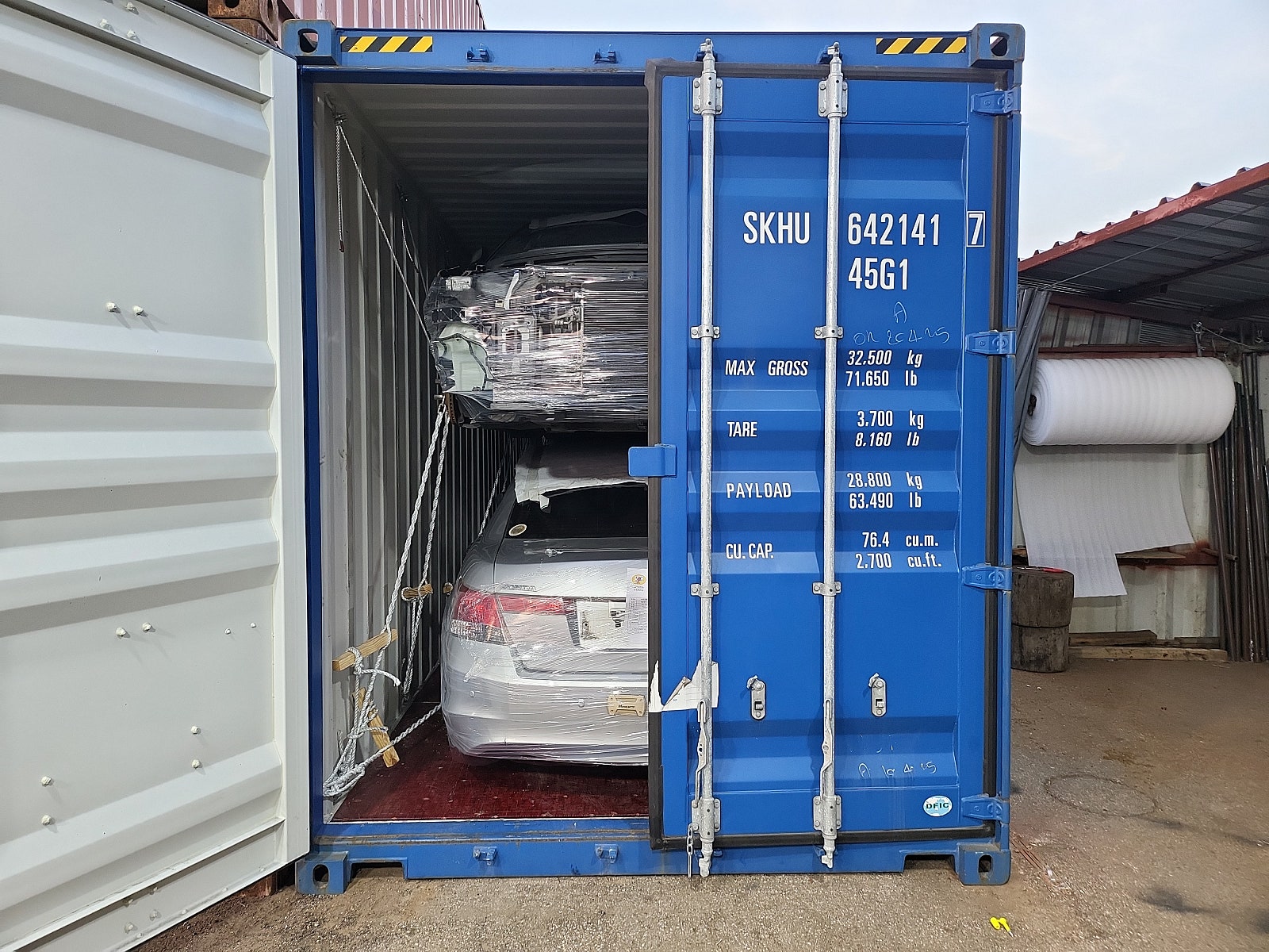 Honda Accord — فضي — السيارة ومواد التثبيت داخل الحاوية