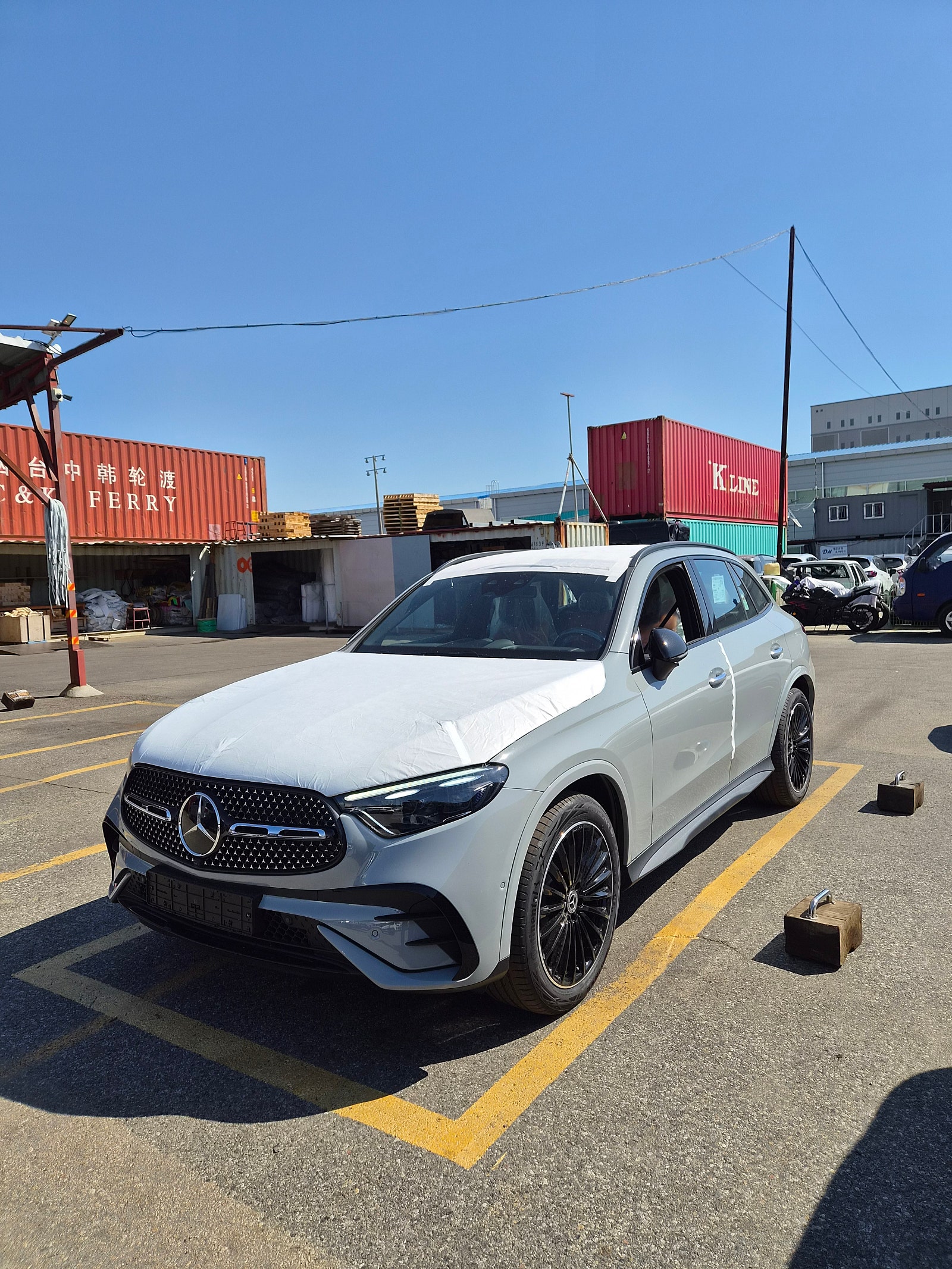SUV (серебристый), вид спереди и сбоку.