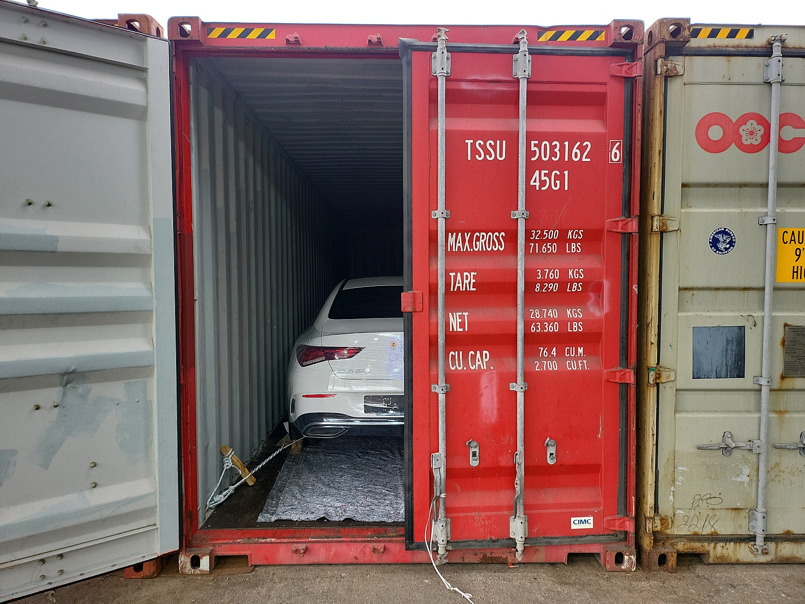 Mercedes-Benz CLA — أبيض — السيارة ومواد التثبيت داخل الحاوية