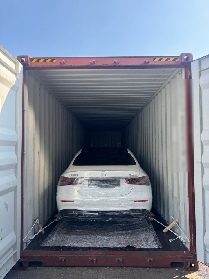 سيدان، اللون: أبيض، المؤخرة مثبتة داخل حاوية.