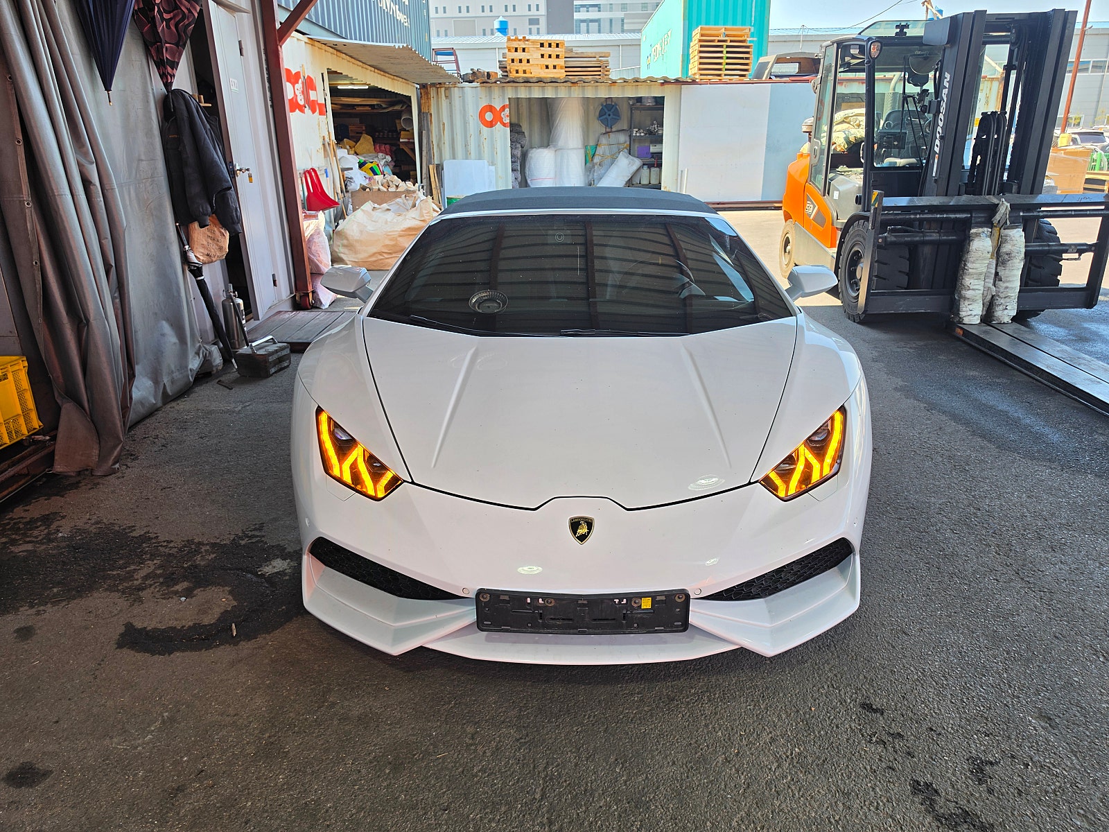 Lamborghini Huracán Spyder — أبيض — مقدمة السيارة في موقع العمل