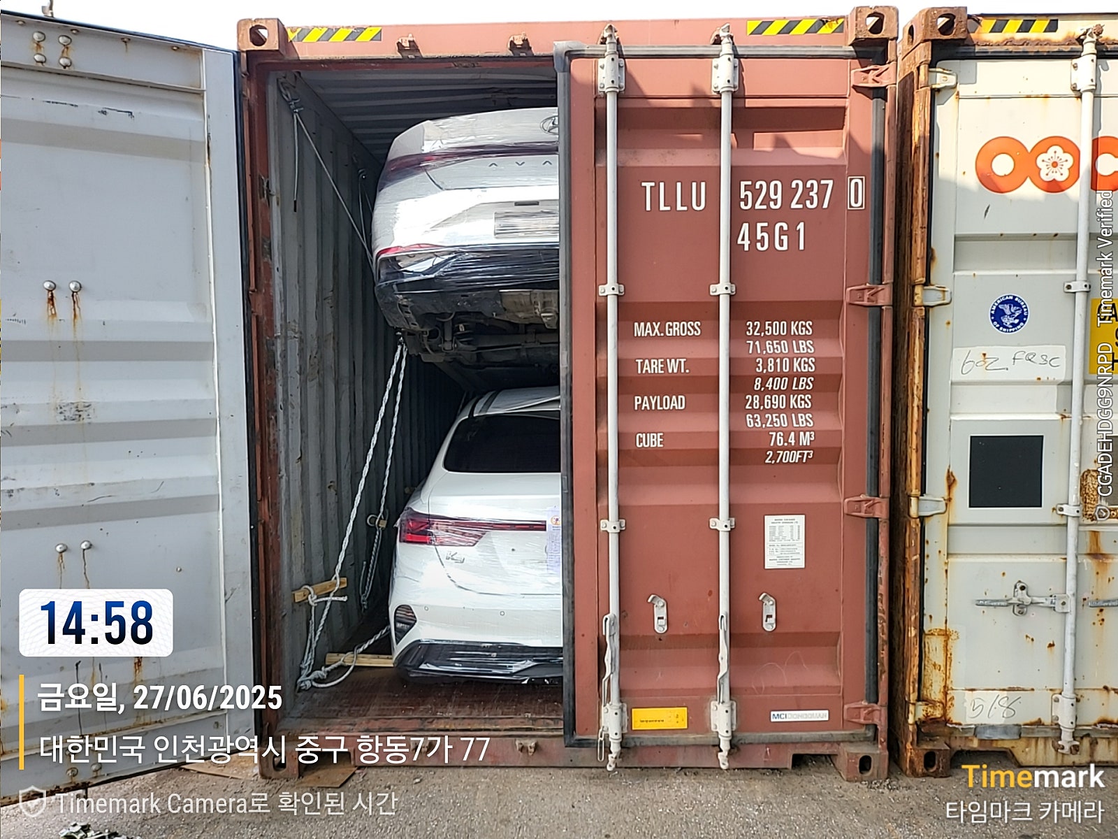 Kia K3 — أبيض — السيارة ومواد التثبيت داخل الحاوية