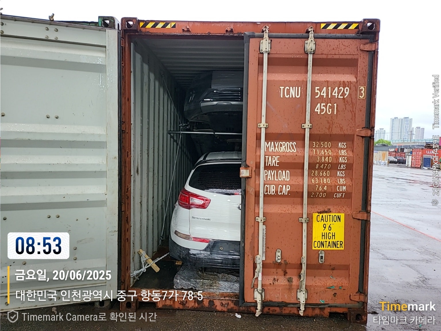 Kia Sportage — أبيض — السيارة ومواد التثبيت داخل الحاوية