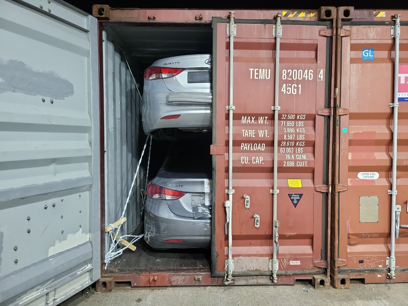 Hyundai Avante — رمادي — السيارة ومواد التثبيت داخل الحاوية