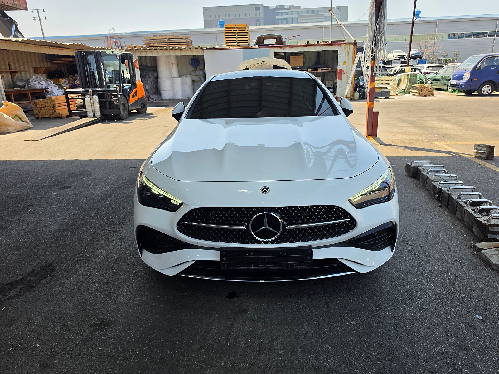 Mercedes-Benz CLE200 — Blanco — Parte delantera del vehículo en la zona de trabajo