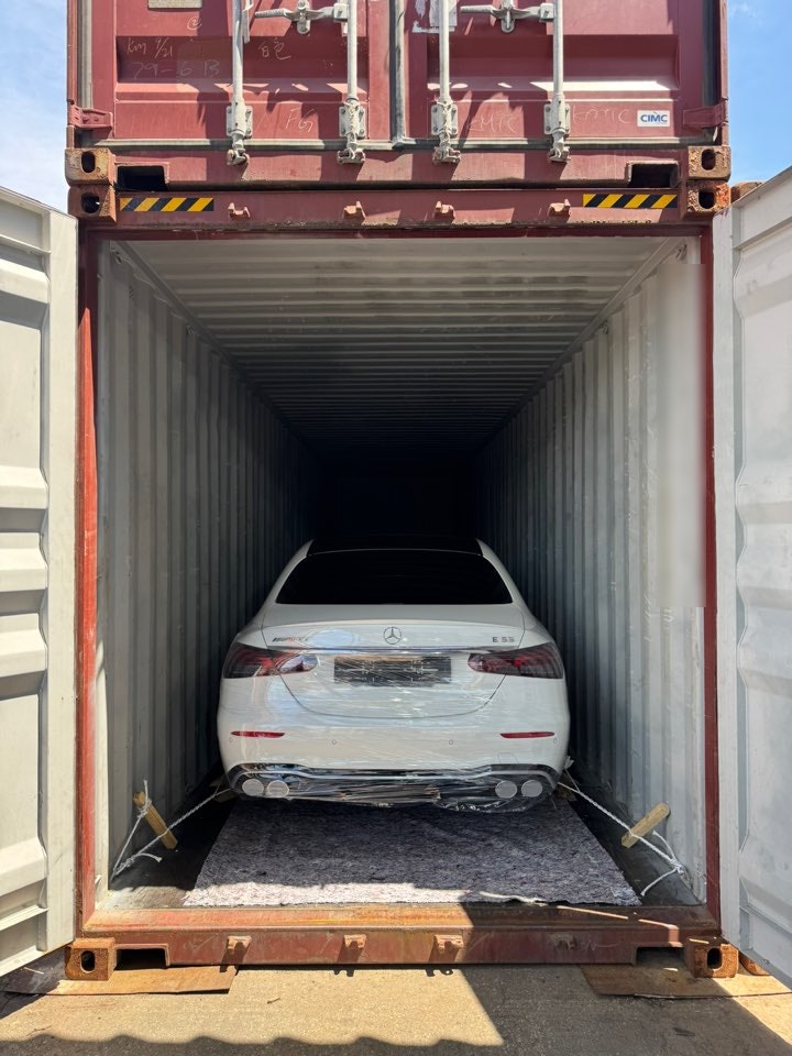 سيدان، اللون: أبيض، المؤخرة مثبتة داخل حاوية.