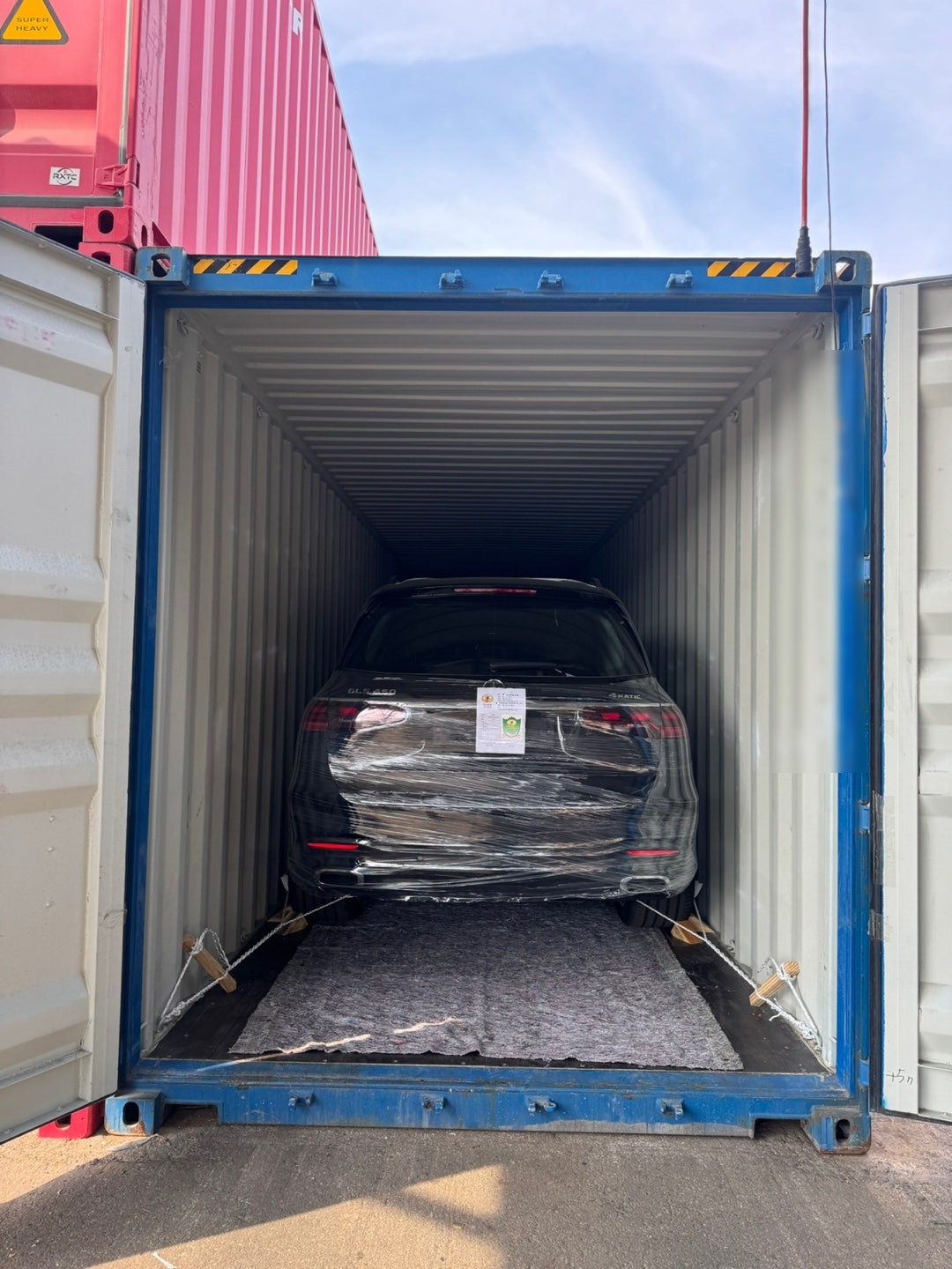 SUV سوداء مغلفة تظهر عليها شارة GLS450 مع حبال تثبيت