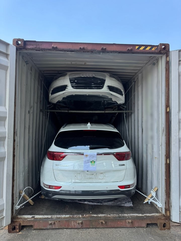 مؤخرة SPORTAGE بيضاء مغلفة تحت أودي بيضاء مع حبال تثبيت.