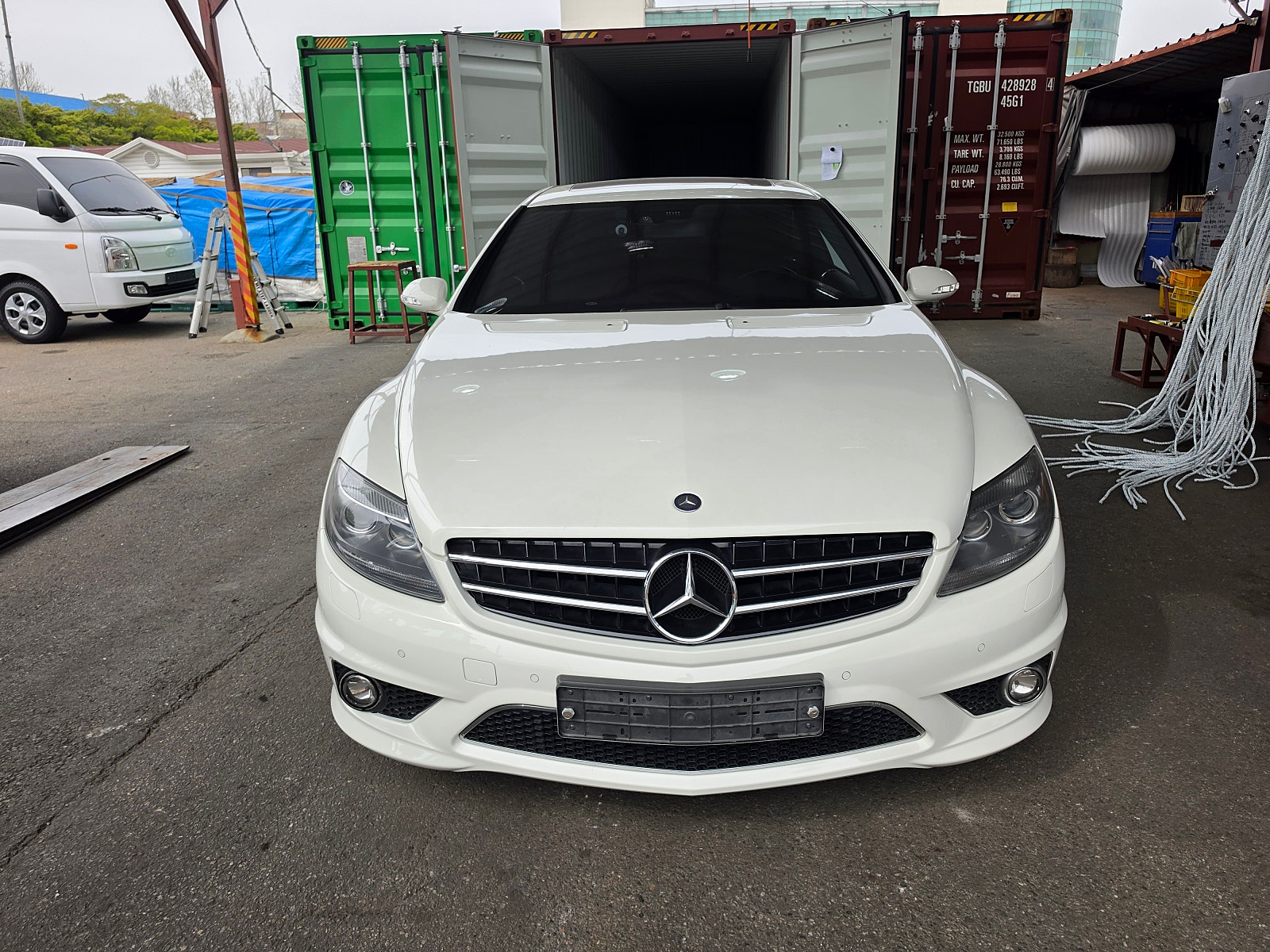 车辆正面 — 双门轿跑车 · 白色