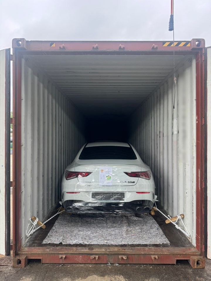 خلفية CLA45 بيضاء ملفوفة بغلاف واقٍ داخل حاوية
