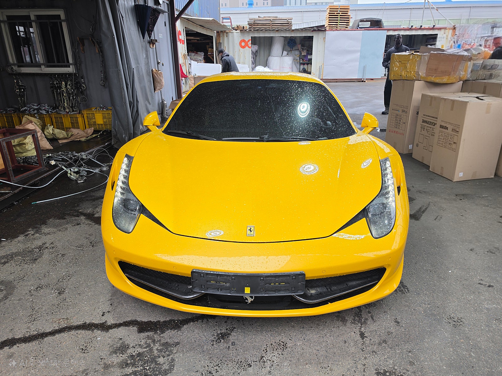 Ferrari 458 — Amarillo — Parte delantera del vehículo en la zona de trabajo