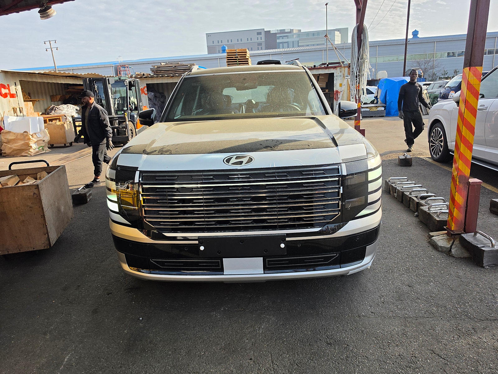 SUV (чёрный), вид спереди.