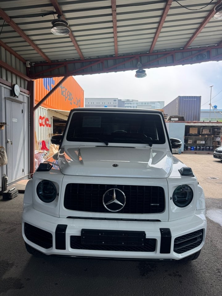 مقدمة سيارة — سيارة SUV · أبيض