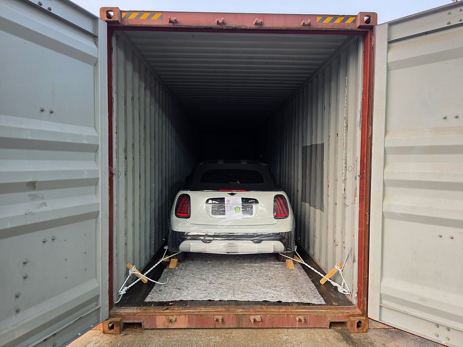 MINI Cooper Convertible — أبيض — السيارة ومواد التثبيت داخل الحاوية