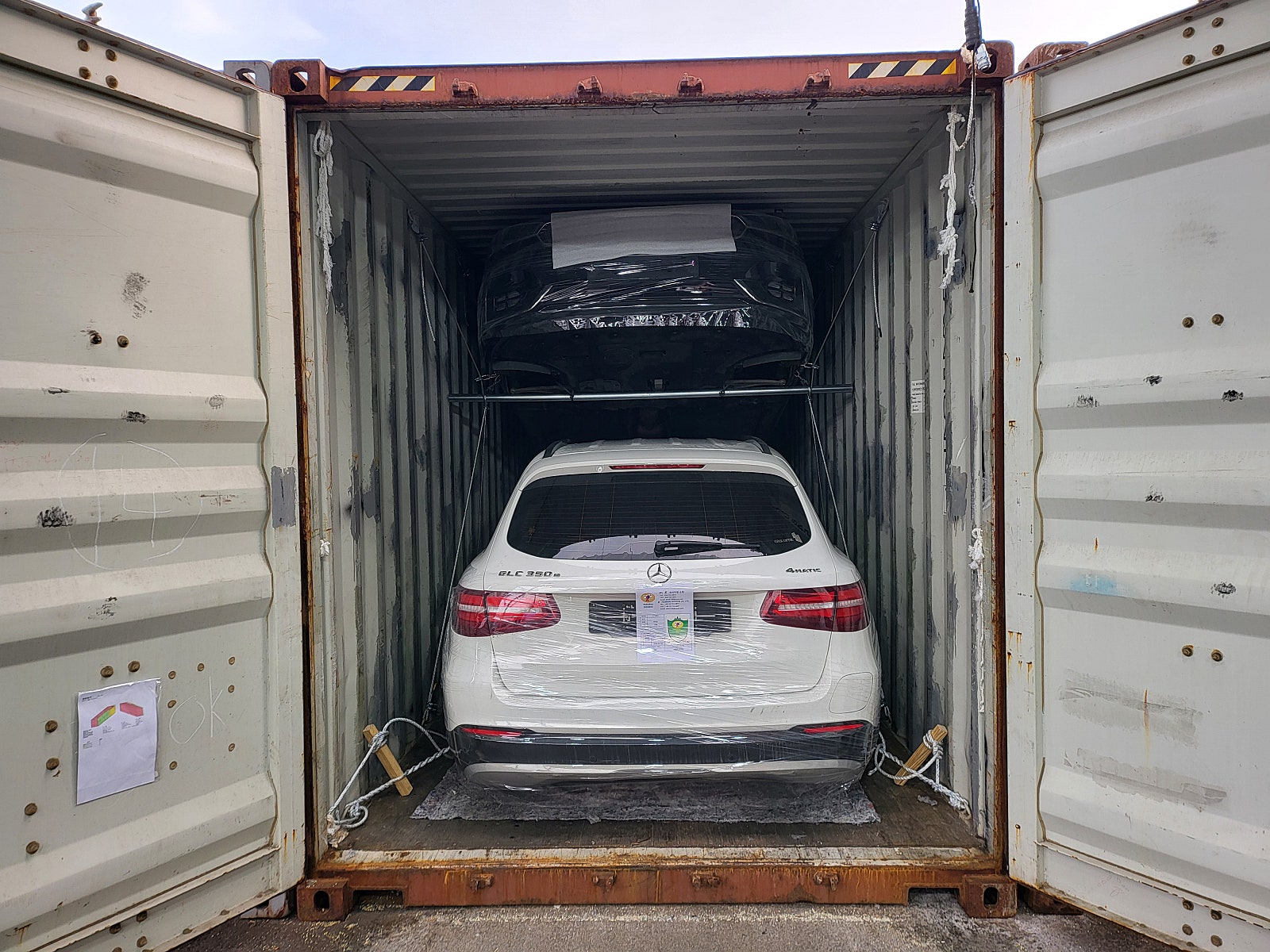 Mercedes-Benz GLC220d — أبيض — السيارة ومواد التثبيت داخل الحاوية