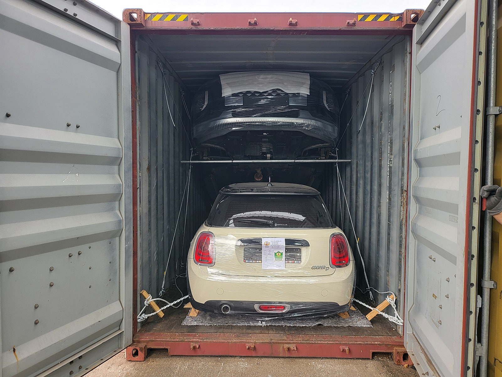 MINI Cooper — بيج — السيارة ومواد التثبيت داخل الحاوية