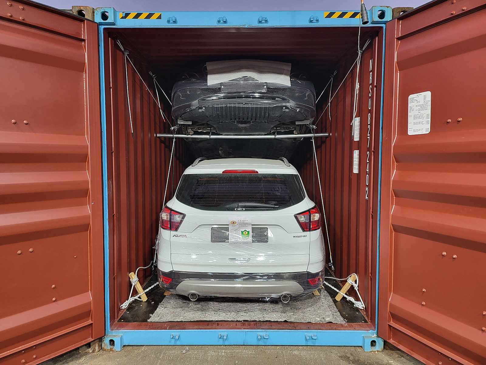 Ford Kuga — أبيض — السيارة ومواد التثبيت داخل الحاوية