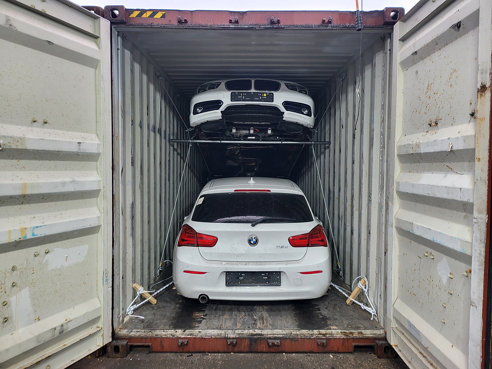 BMW 1 Series — هيكل أبيض وأزرق — السيارة ومواد التثبيت داخل الحاوية