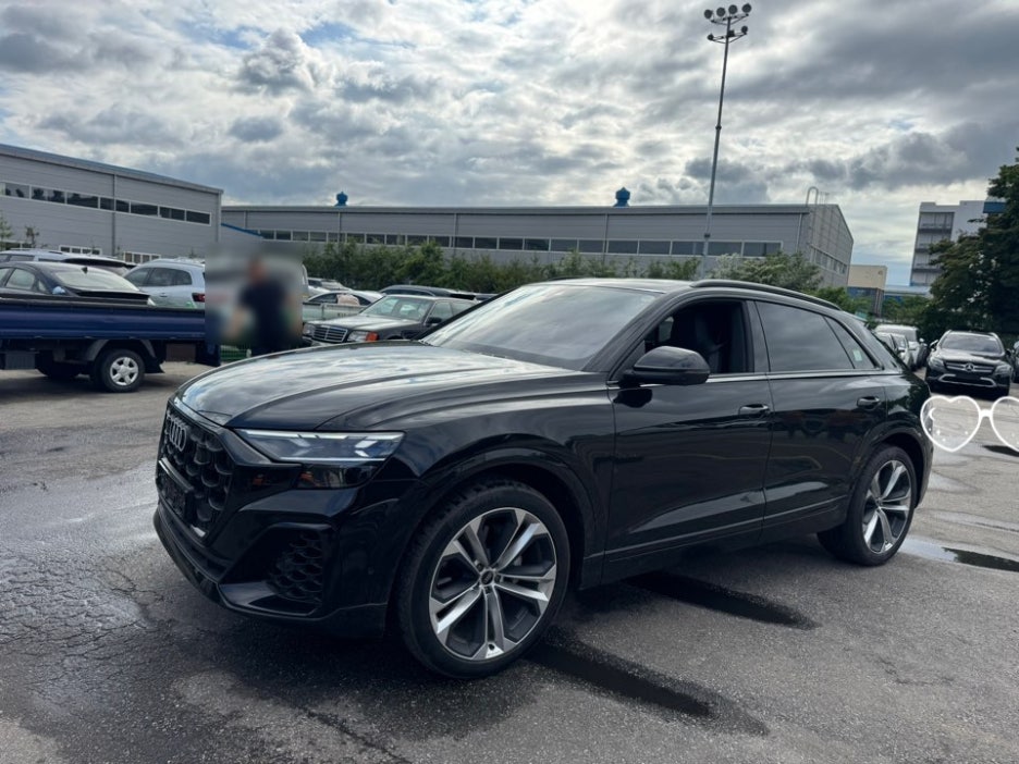 Audi Q8 — Noir — Vue de trois quarts avant du véhicule