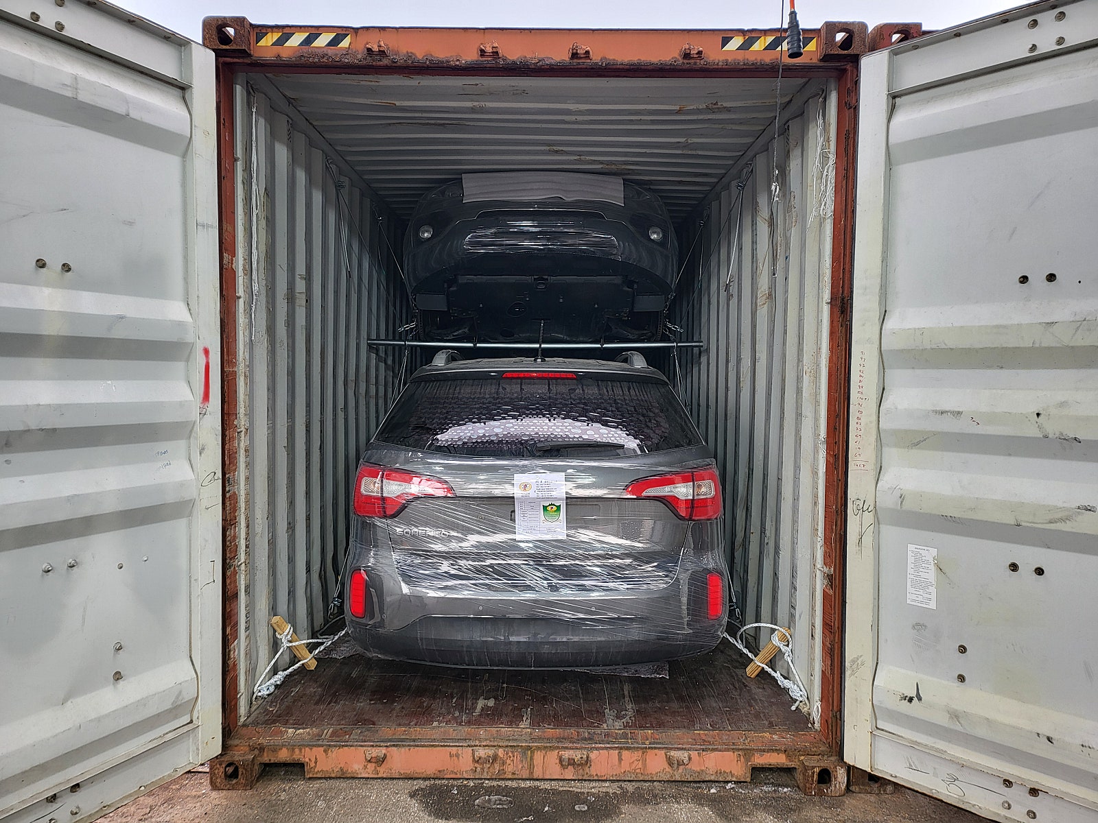 Kia Sorento — رمادي — السيارة ومواد التثبيت داخل الحاوية