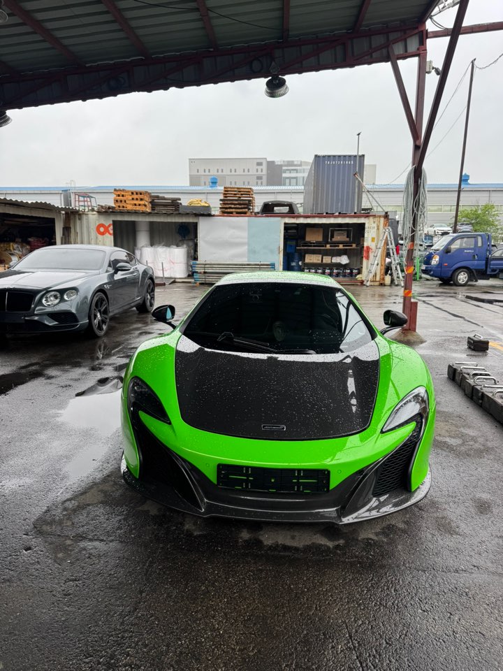 Coupé (vert), vue de face.