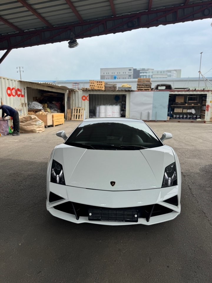Front of a vehicle — Convertible · White